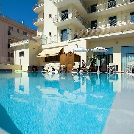 Excelsior Hotel E Appartamenti Loano Esterno foto