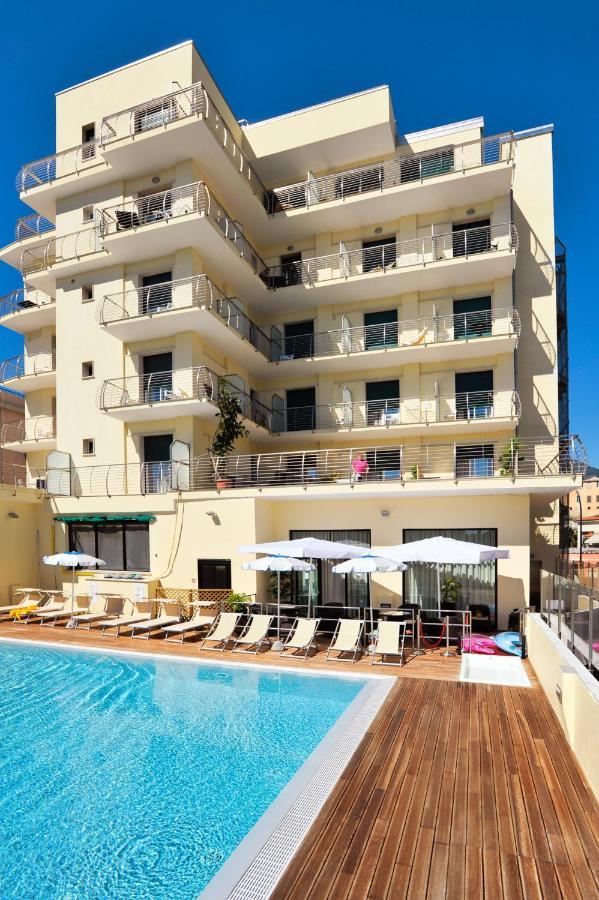 Excelsior Hotel E Appartamenti Loano Esterno foto