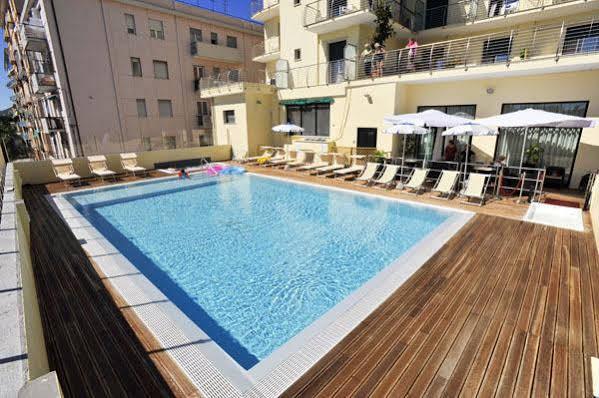 Excelsior Hotel E Appartamenti Loano Esterno foto