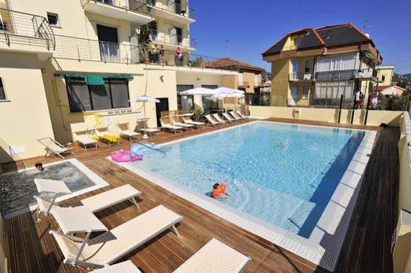 Excelsior Hotel E Appartamenti Loano Esterno foto