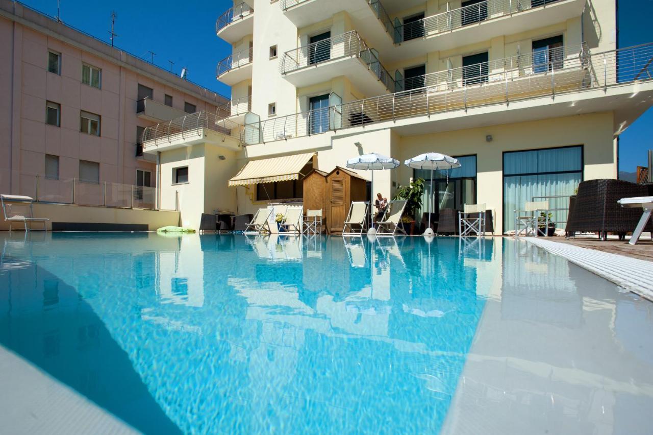 Excelsior Hotel E Appartamenti Loano Esterno foto